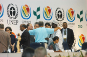 Curitiba, 20-03-06 - O governador Roberto Requi�o confraterniza ap�s a abertura do COP8. Foto Julio Covello-SECS.